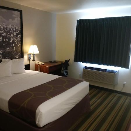 Super 8 By Wyndham Windsor Hotel Bagian luar foto