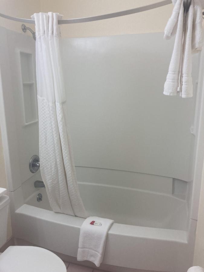 Super 8 By Wyndham Windsor Hotel Bagian luar foto