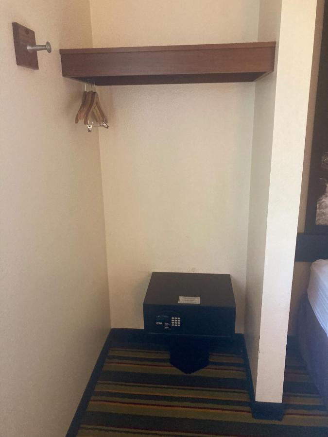 Super 8 By Wyndham Windsor Hotel Bagian luar foto