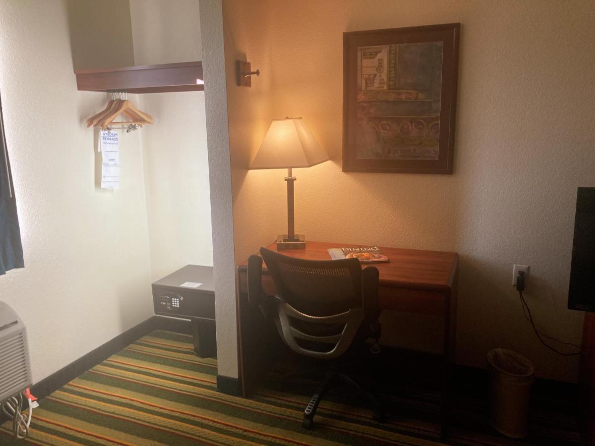 Super 8 By Wyndham Windsor Hotel Bagian luar foto