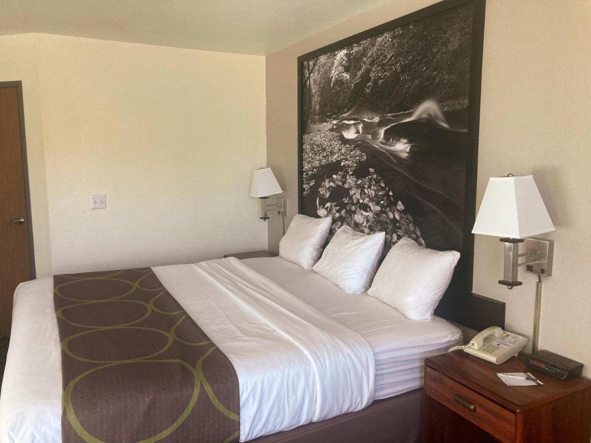 Super 8 By Wyndham Windsor Hotel Bagian luar foto