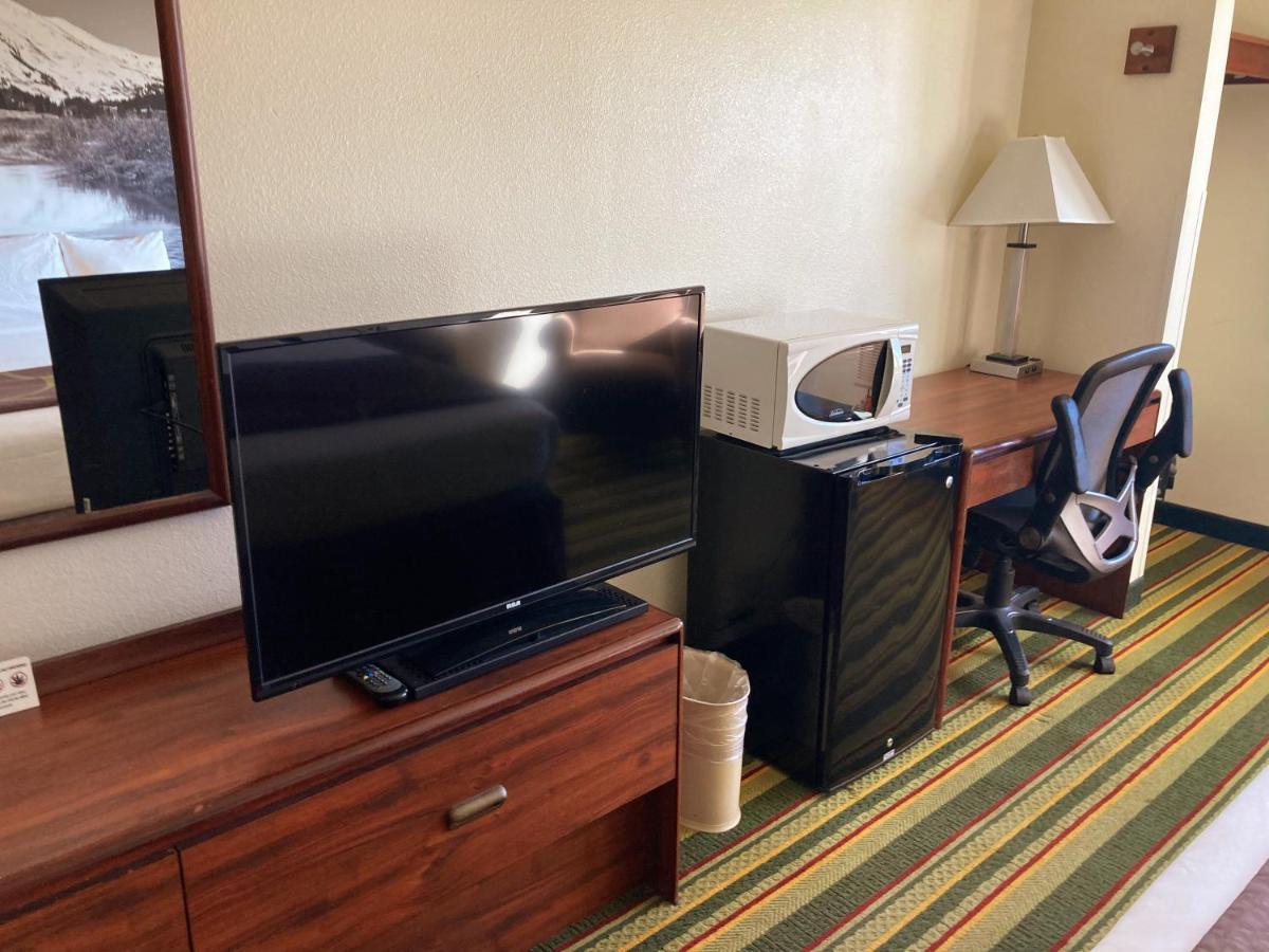Super 8 By Wyndham Windsor Hotel Bagian luar foto