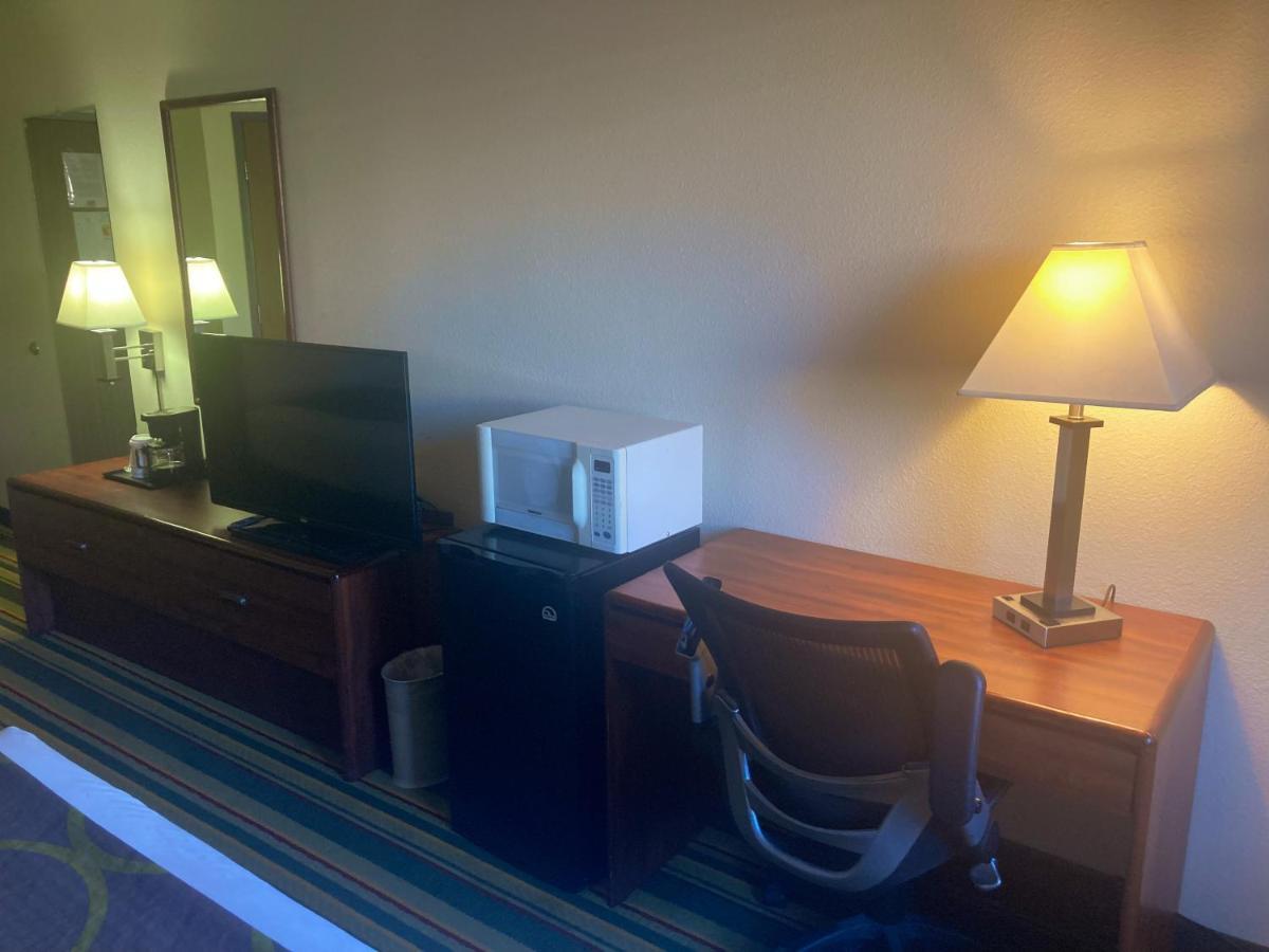 Super 8 By Wyndham Windsor Hotel Bagian luar foto