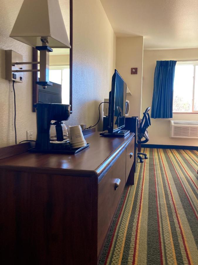 Super 8 By Wyndham Windsor Hotel Bagian luar foto