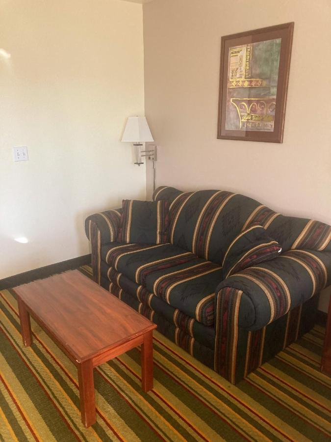 Super 8 By Wyndham Windsor Hotel Bagian luar foto