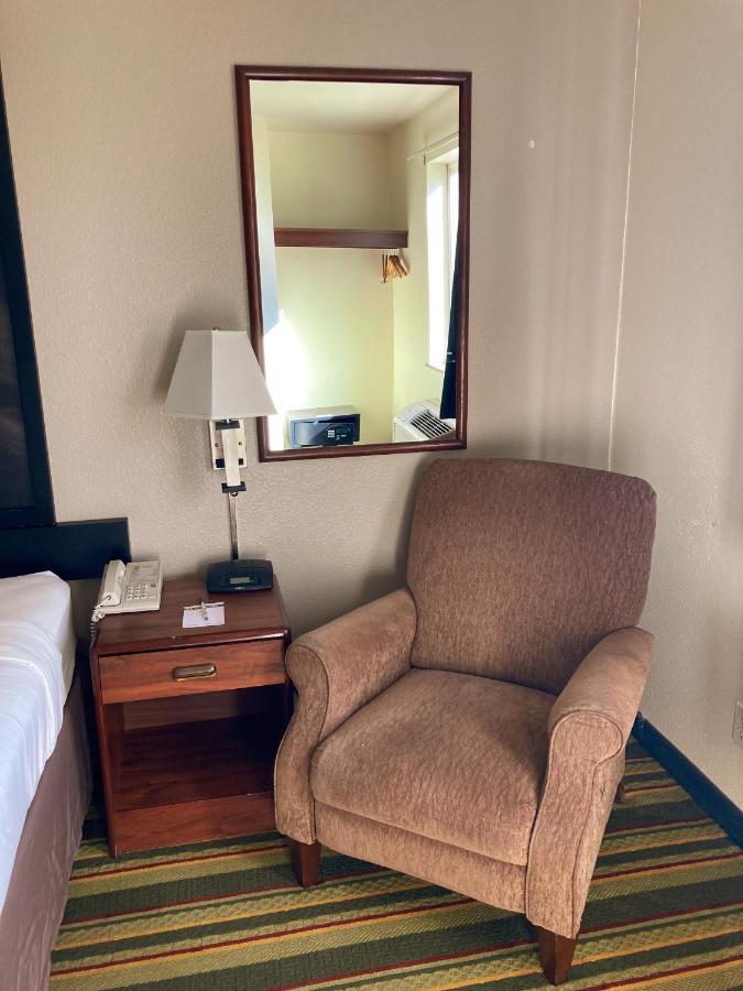 Super 8 By Wyndham Windsor Hotel Bagian luar foto