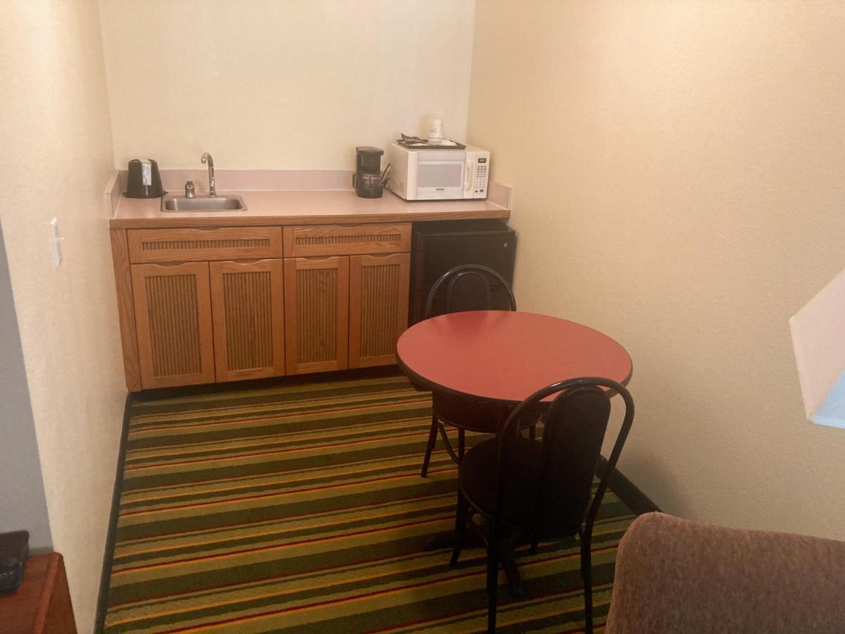 Super 8 By Wyndham Windsor Hotel Bagian luar foto