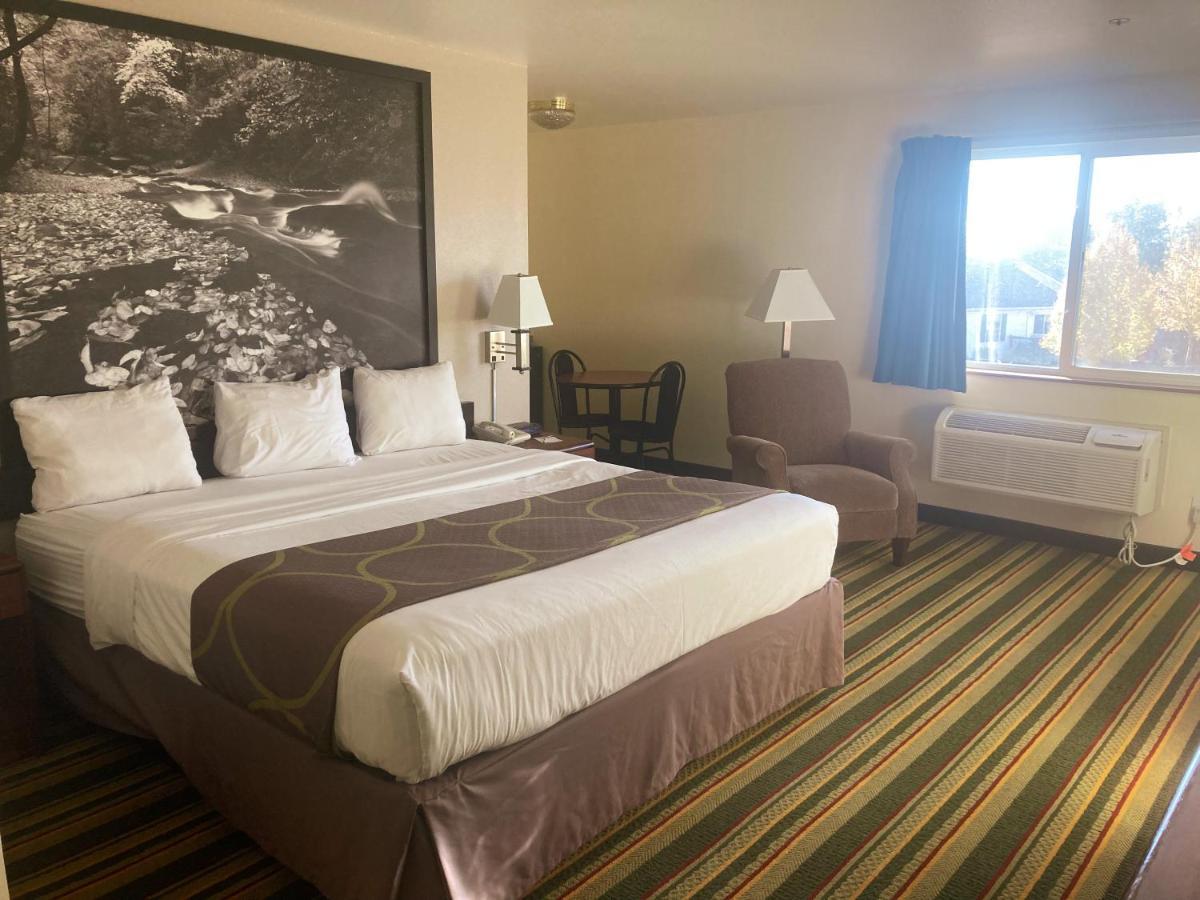 Super 8 By Wyndham Windsor Hotel Bagian luar foto