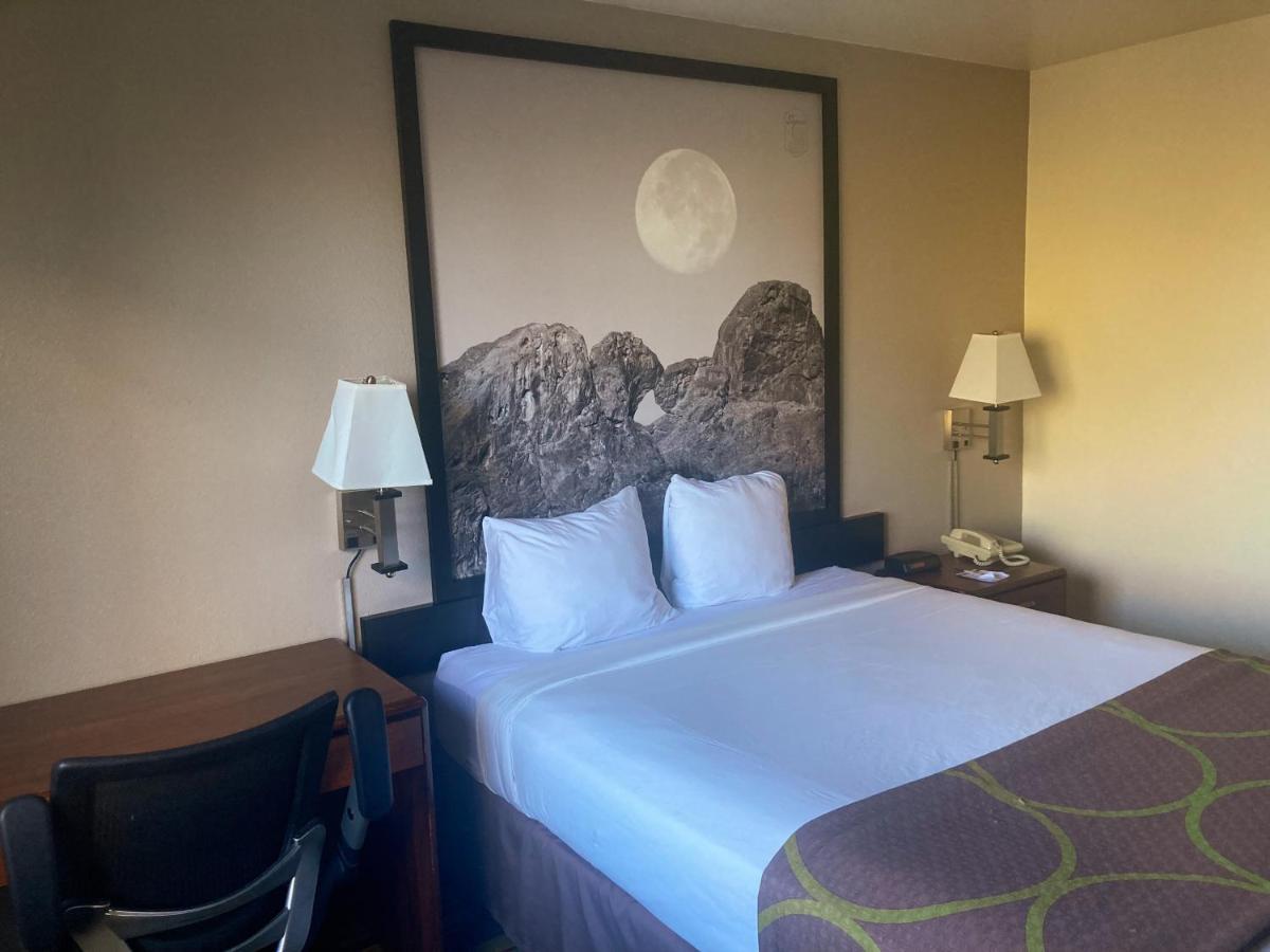 Super 8 By Wyndham Windsor Hotel Bagian luar foto