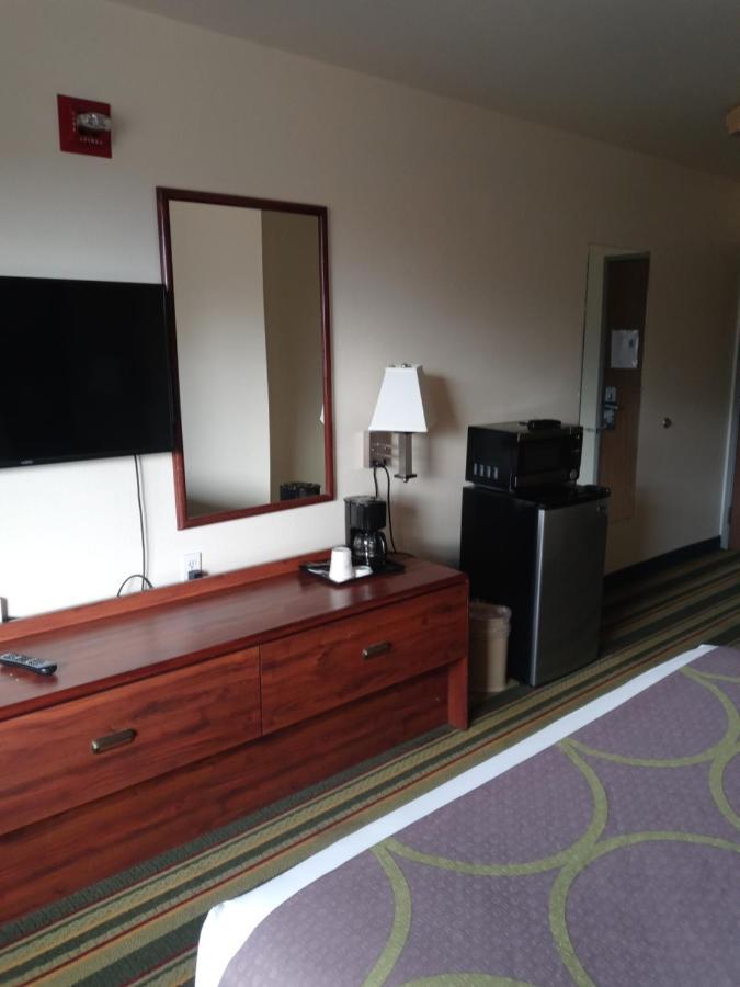 Super 8 By Wyndham Windsor Hotel Bagian luar foto