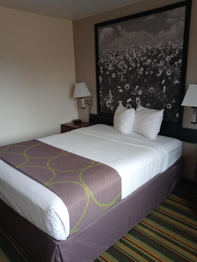 Super 8 By Wyndham Windsor Hotel Bagian luar foto