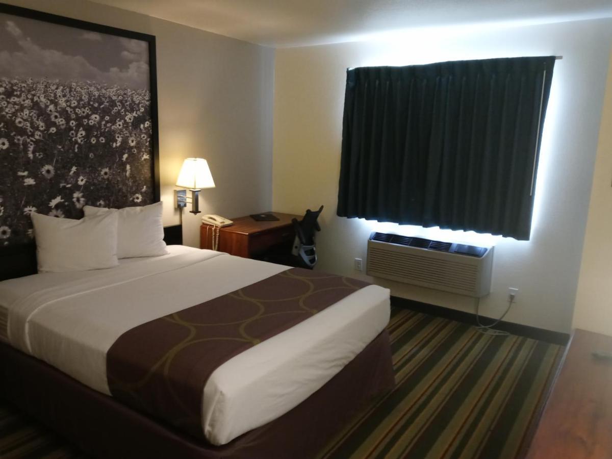 Super 8 By Wyndham Windsor Hotel Bagian luar foto