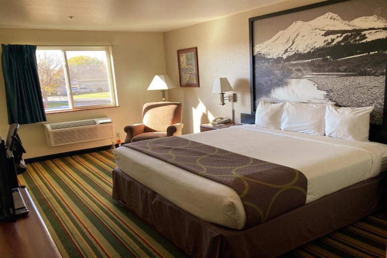 Super 8 By Wyndham Windsor Hotel Bagian luar foto