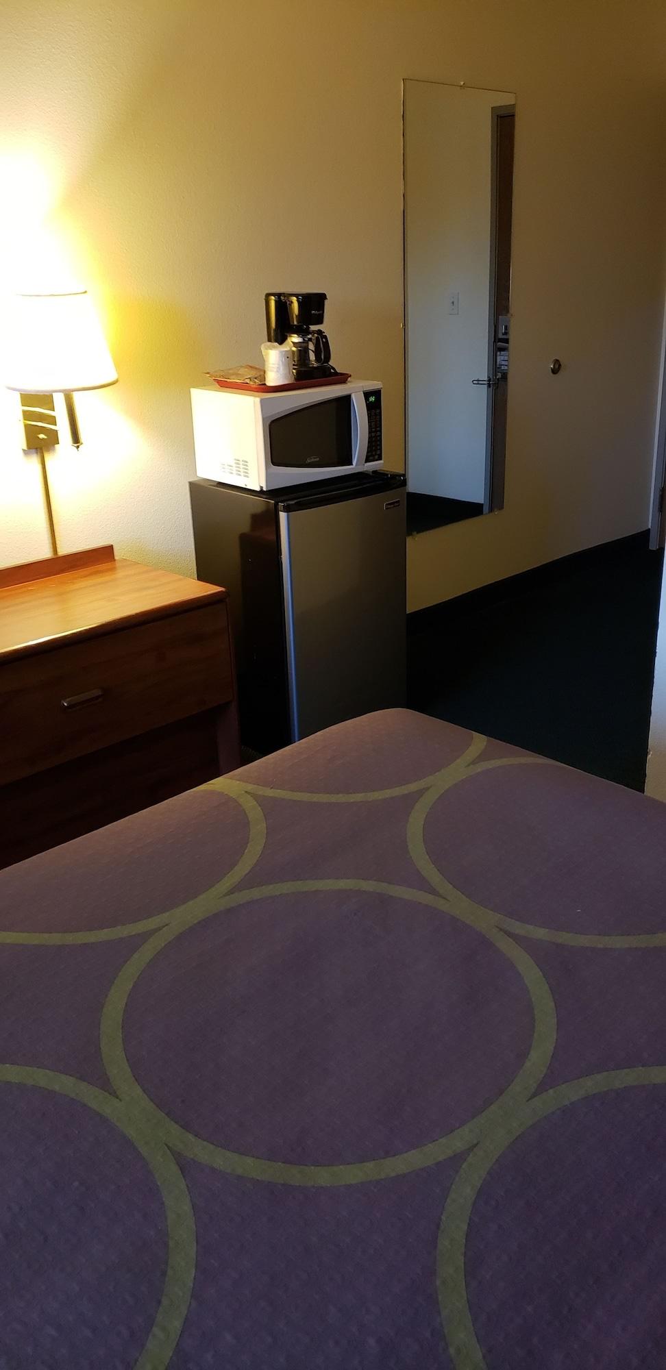 Super 8 By Wyndham Windsor Hotel Bagian luar foto