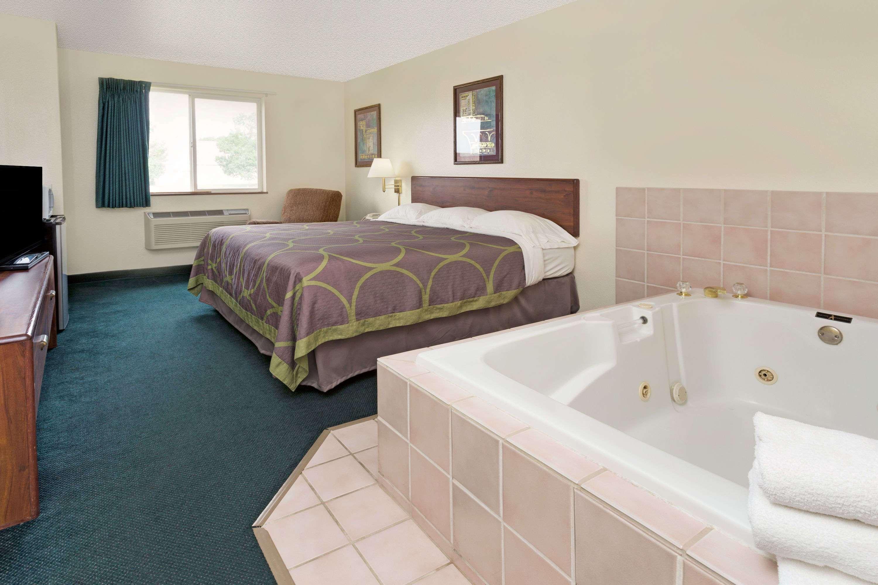 Super 8 By Wyndham Windsor Hotel Bagian luar foto