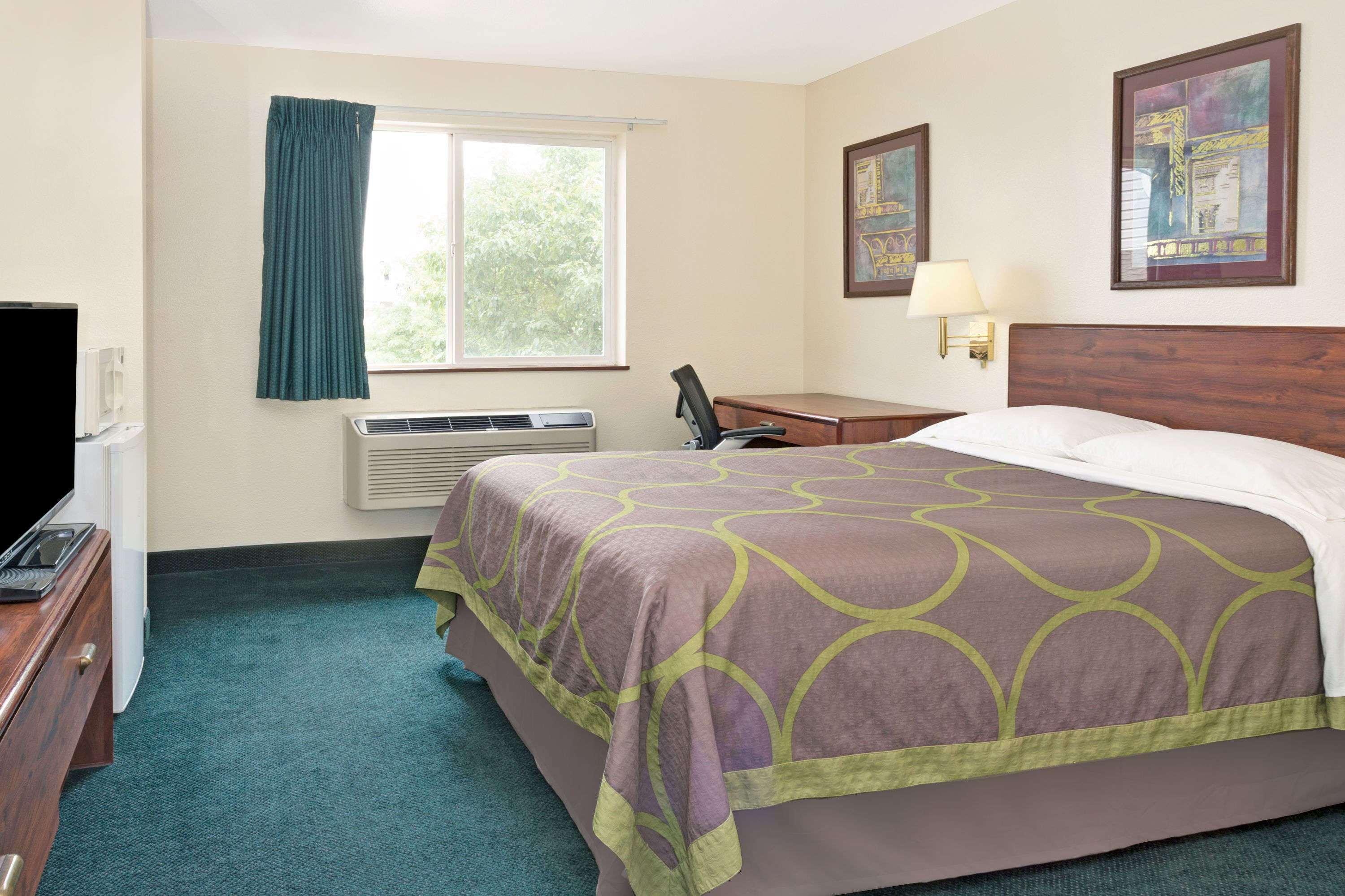 Super 8 By Wyndham Windsor Hotel Bagian luar foto