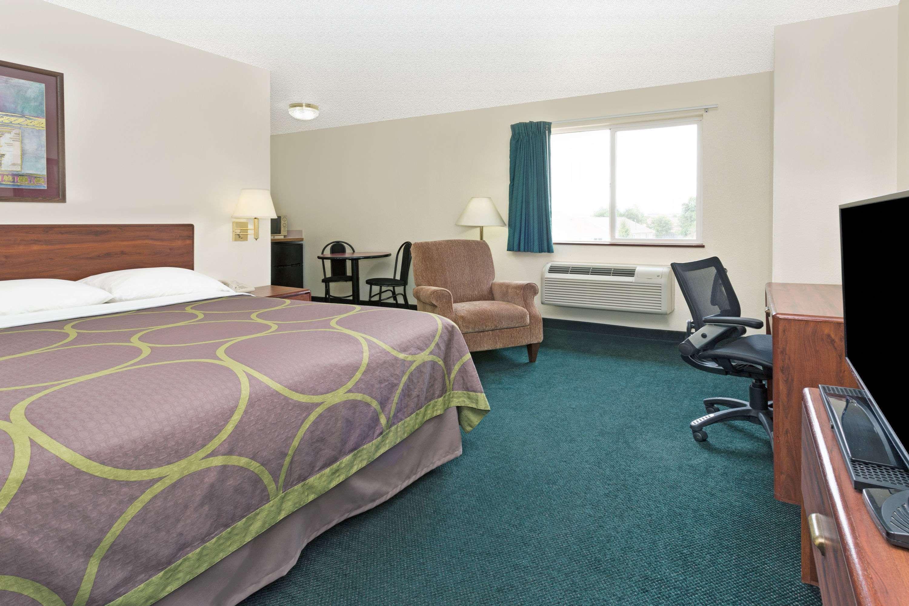 Super 8 By Wyndham Windsor Hotel Bagian luar foto
