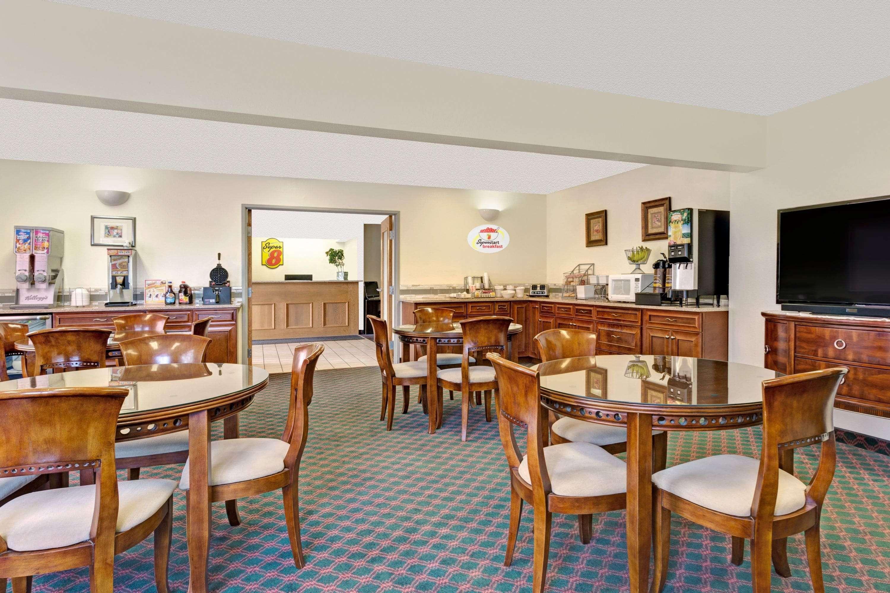 Super 8 By Wyndham Windsor Hotel Bagian luar foto
