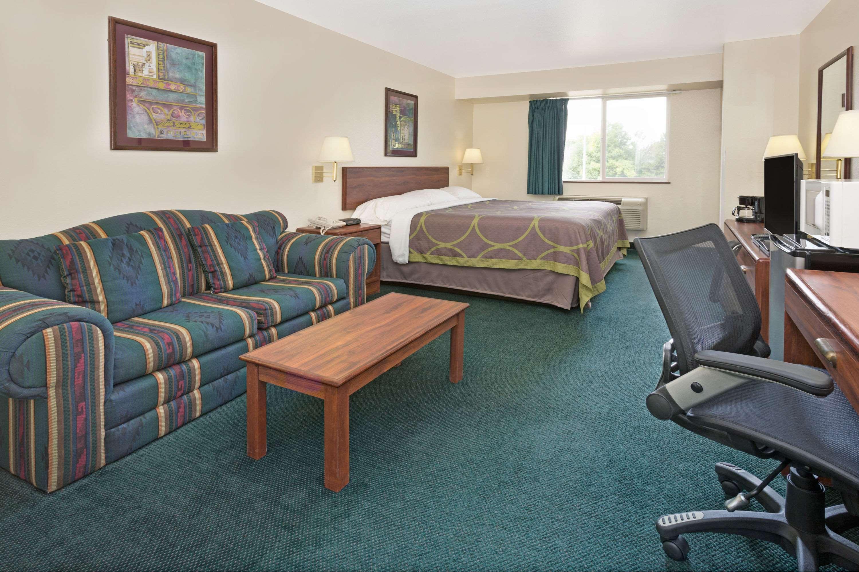 Super 8 By Wyndham Windsor Hotel Bagian luar foto