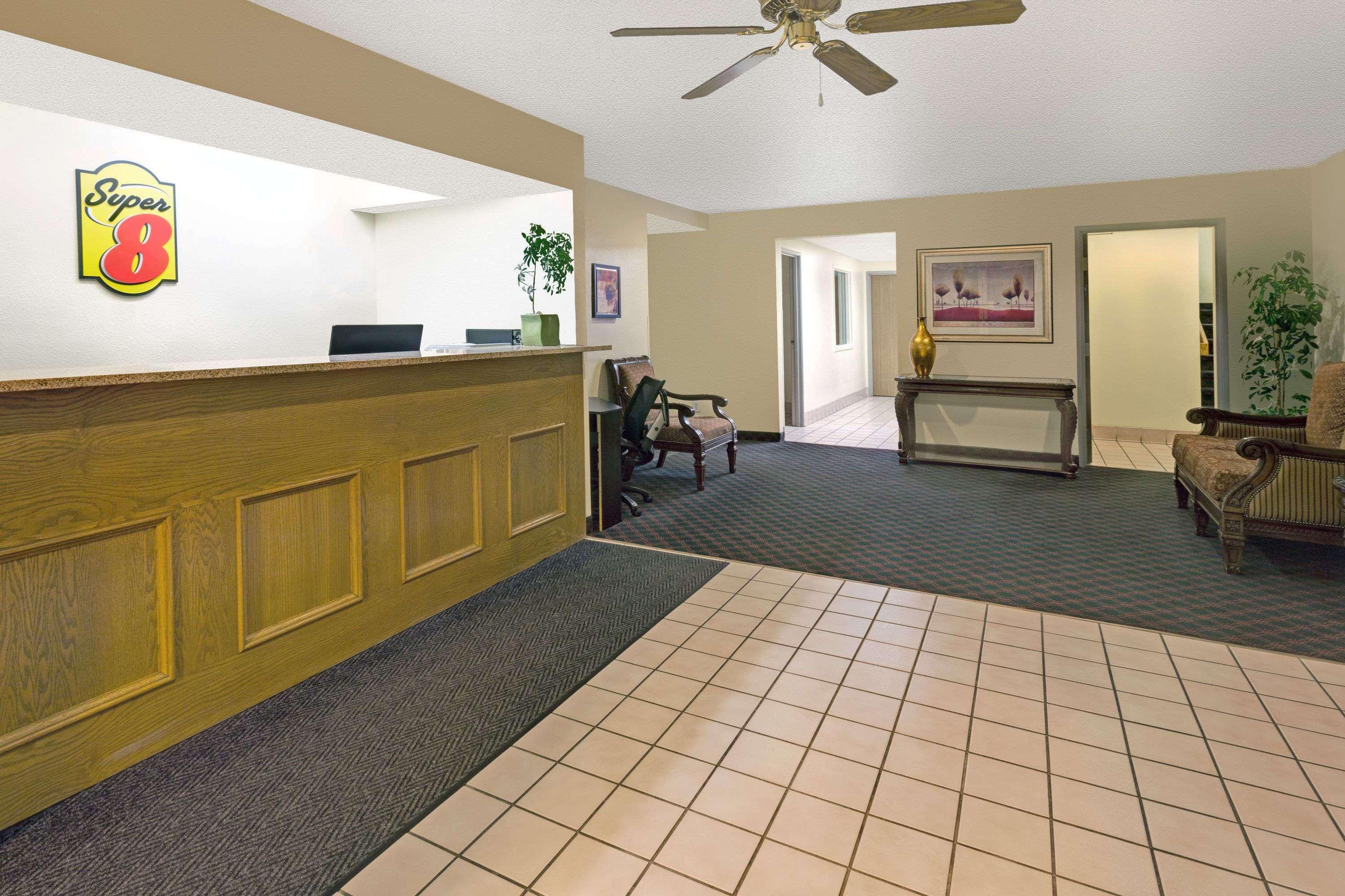 Super 8 By Wyndham Windsor Hotel Bagian luar foto